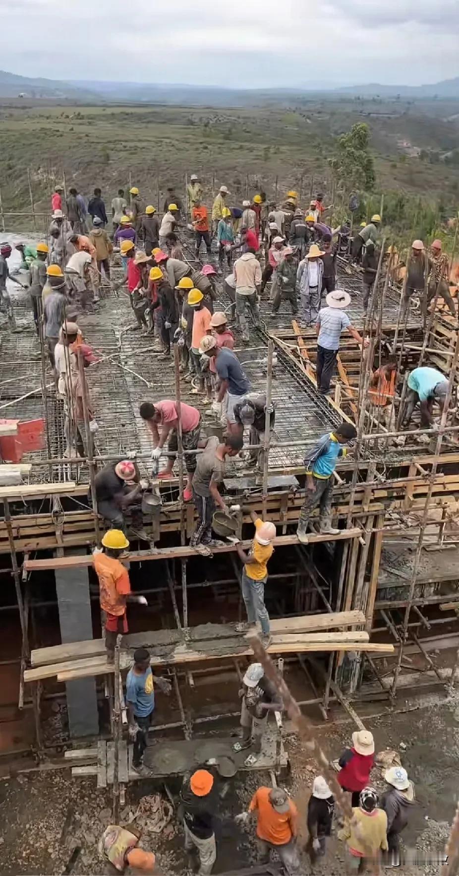 那些说工地赶工的，在这面前都弱爆了！！昨天，我一个朋友发了个他工作的图片给我！说