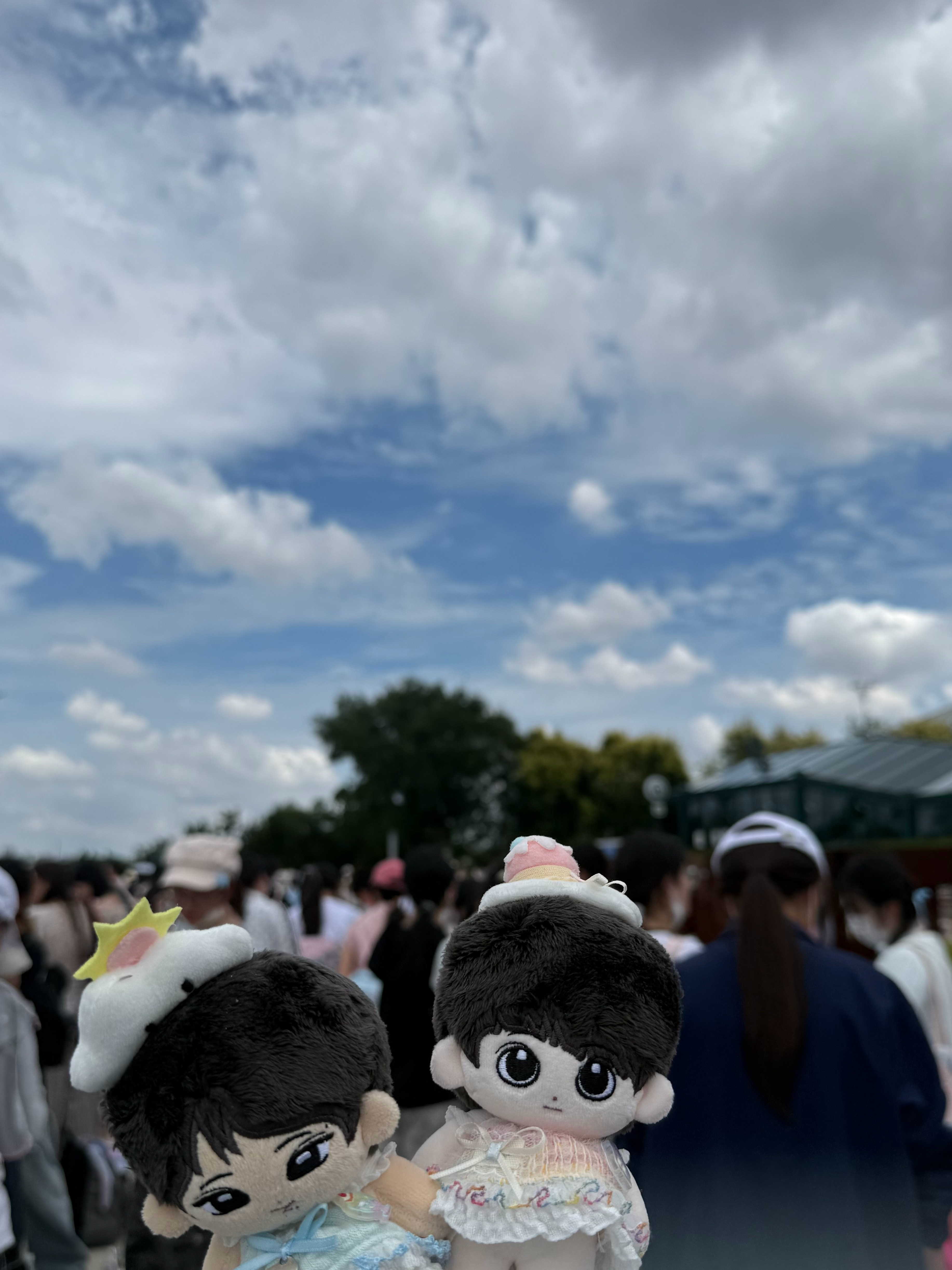 你俩能不能自己排队然后进去举蓝粉，当妈的啥东西都给你俩准备好了 
