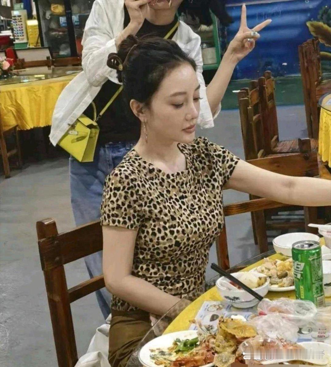 三亚饭店偶遇李小璐，原来明星聚餐也和普通人一样 