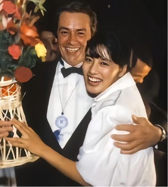 52岁的阿兰德龙访华期间对25岁的李凤绪一见钟情并当场求婚。这场看似浪漫的邂逅，