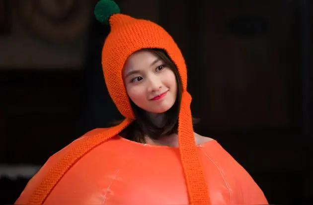 应该是河东狮吼的将军夫人，配在外装威武，回家超俱内的将军的画风。张慧雯现实生活中