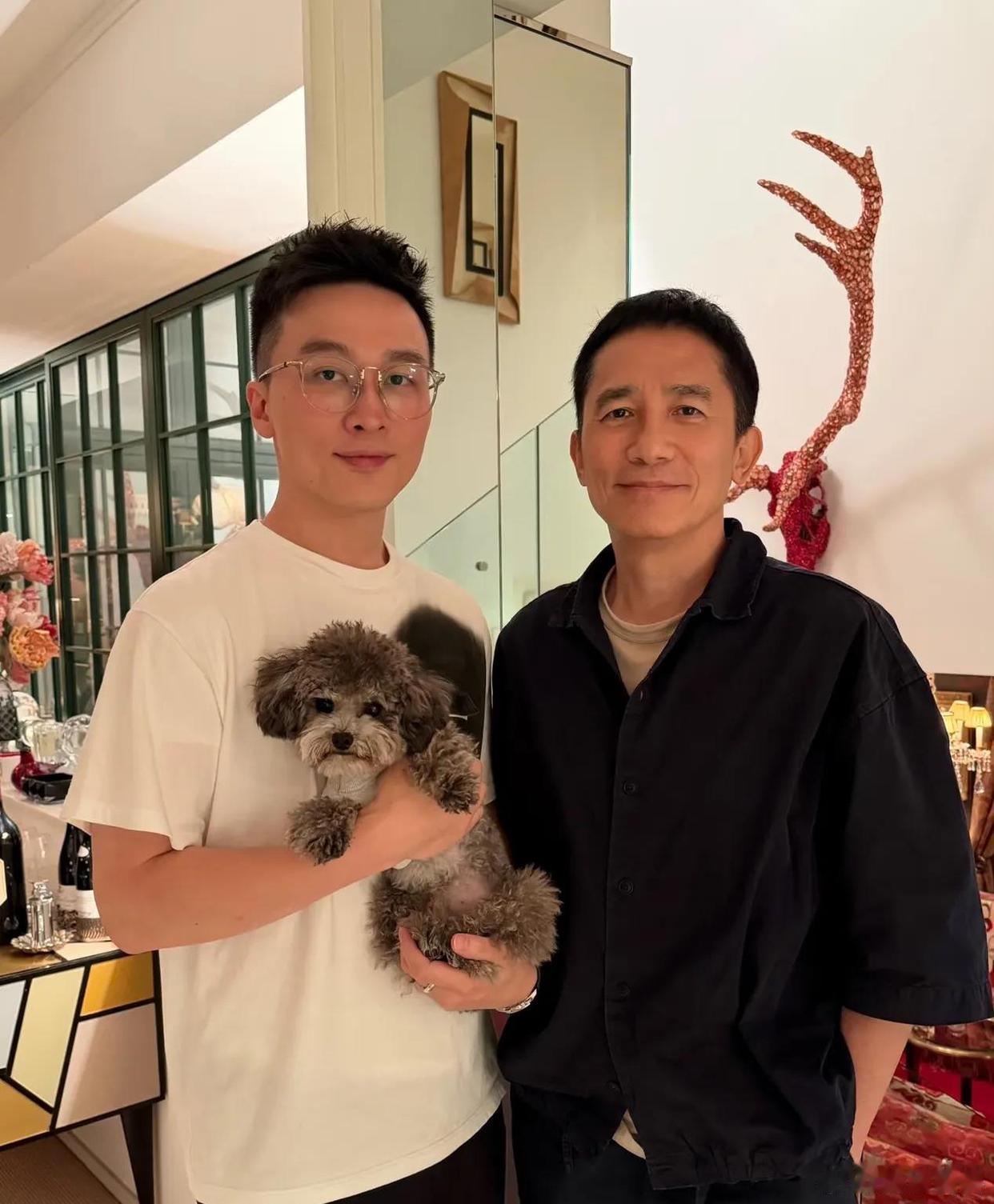 梁朝伟和刘嘉玲，是娱乐圈公认的丁克夫妻。这就奇了怪了。两个人没自己生，姑姑的爱却