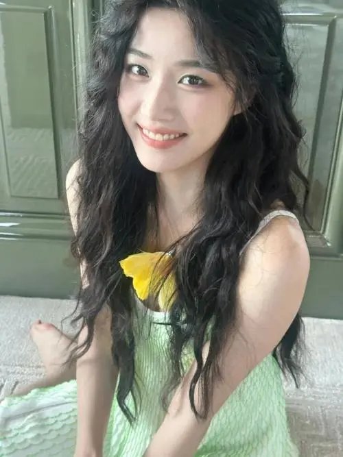 卢昱晓这套造型真的好清新啊 ​​​