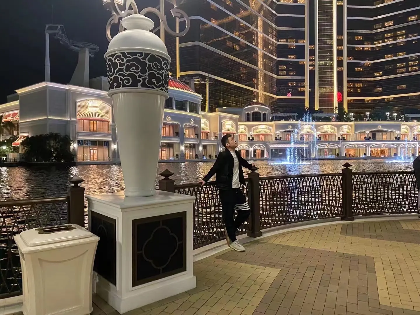 还记得许多年轻的春天 那时的我还没剪去长发 没有信用卡没有她 没有24...