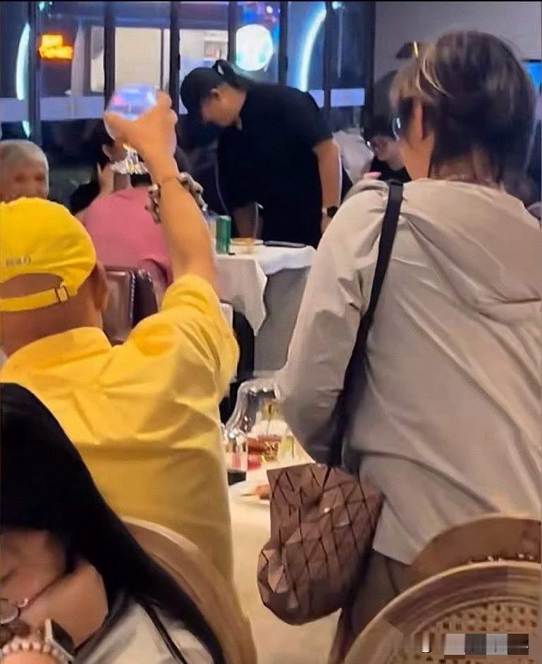 刘欢走的真是太突然了！有网友今年8月29日还在某饭店大厅偶遇刘欢，当时的刘欢正开