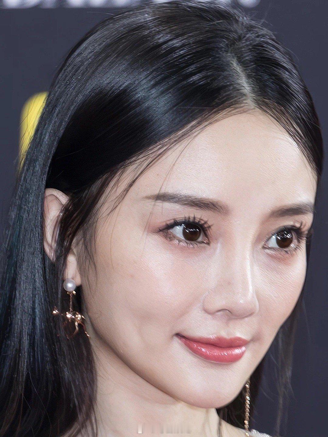 李小璐真的很甜，是那种纯欲的小女人感，挺有北京小妞那劲的，不过她怎么会看上贾乃亮