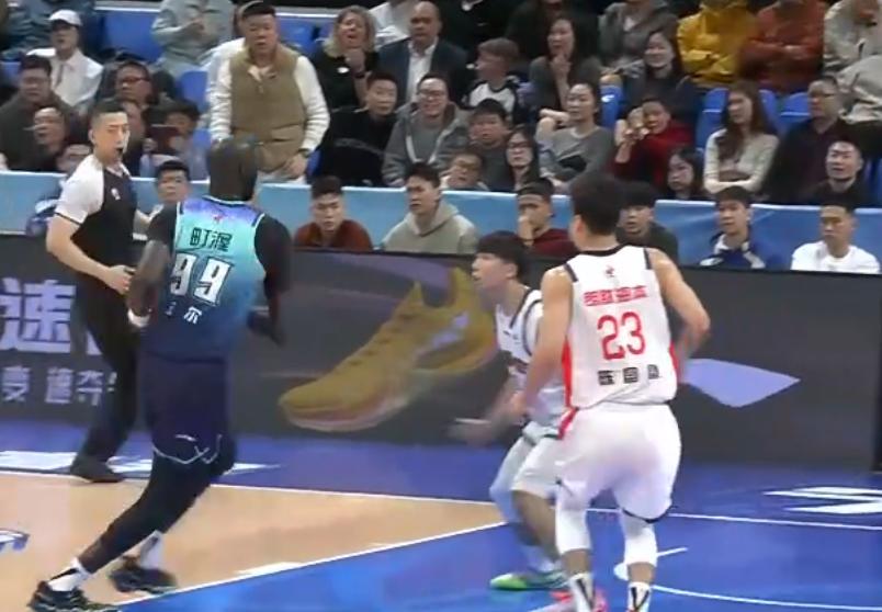 刘颜诚13分，杰克逊17分，广州男篮半场领先宁波4分！北京时间2026年3月21