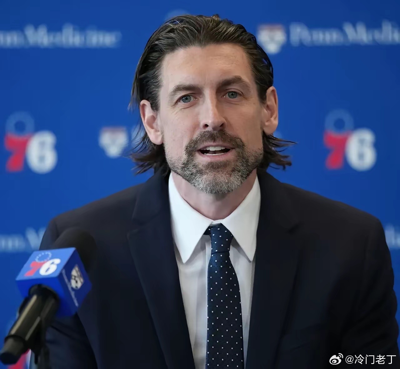 76人新总裁太牛了！迈克甘西五月刚上任，就顶替了之前昏招频出的莫雷。短短俩月，7