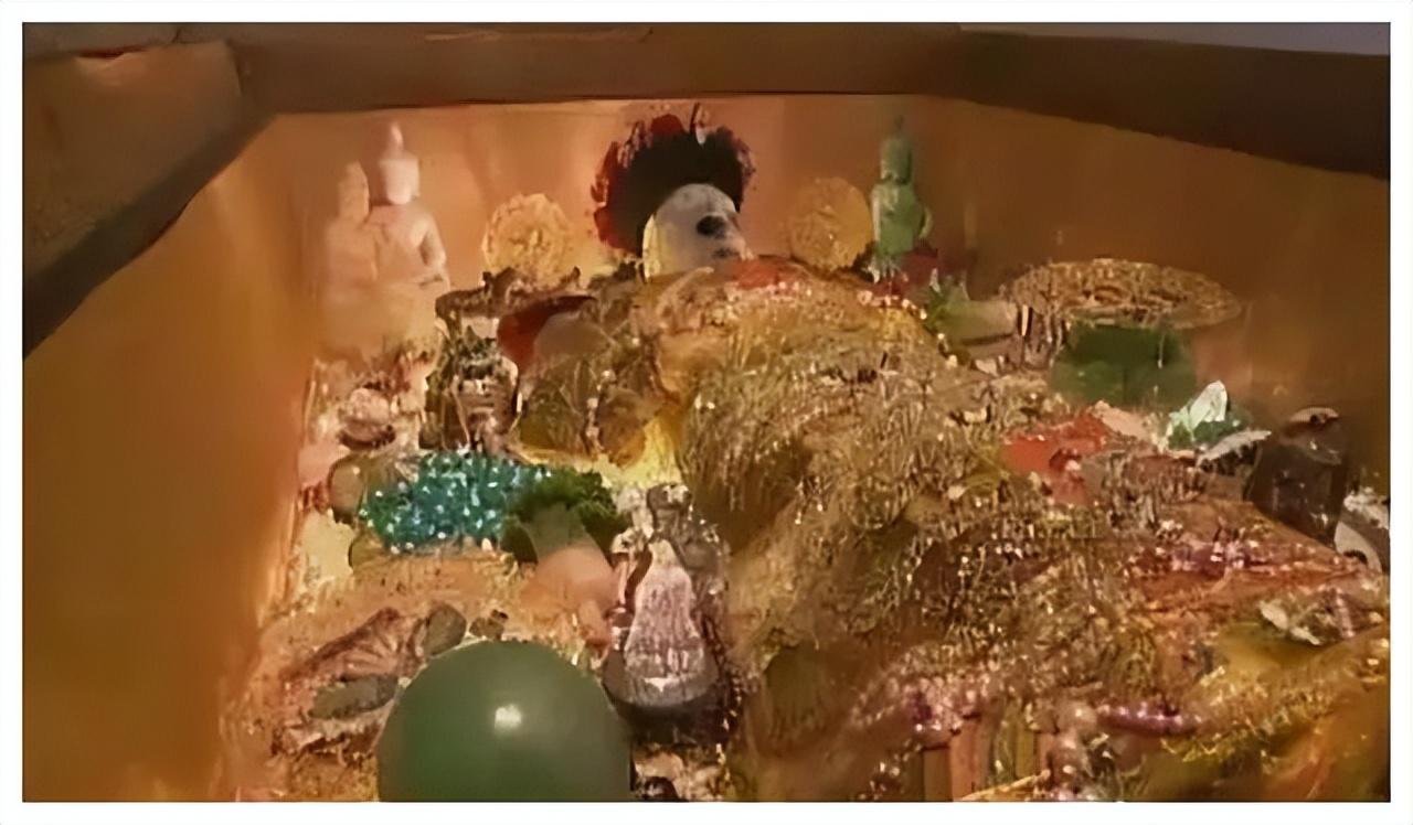 1928年，慈禧尸体被孙殿英的士兵侮辱后，尸体上为何长满白毛，1908年入殓，棺