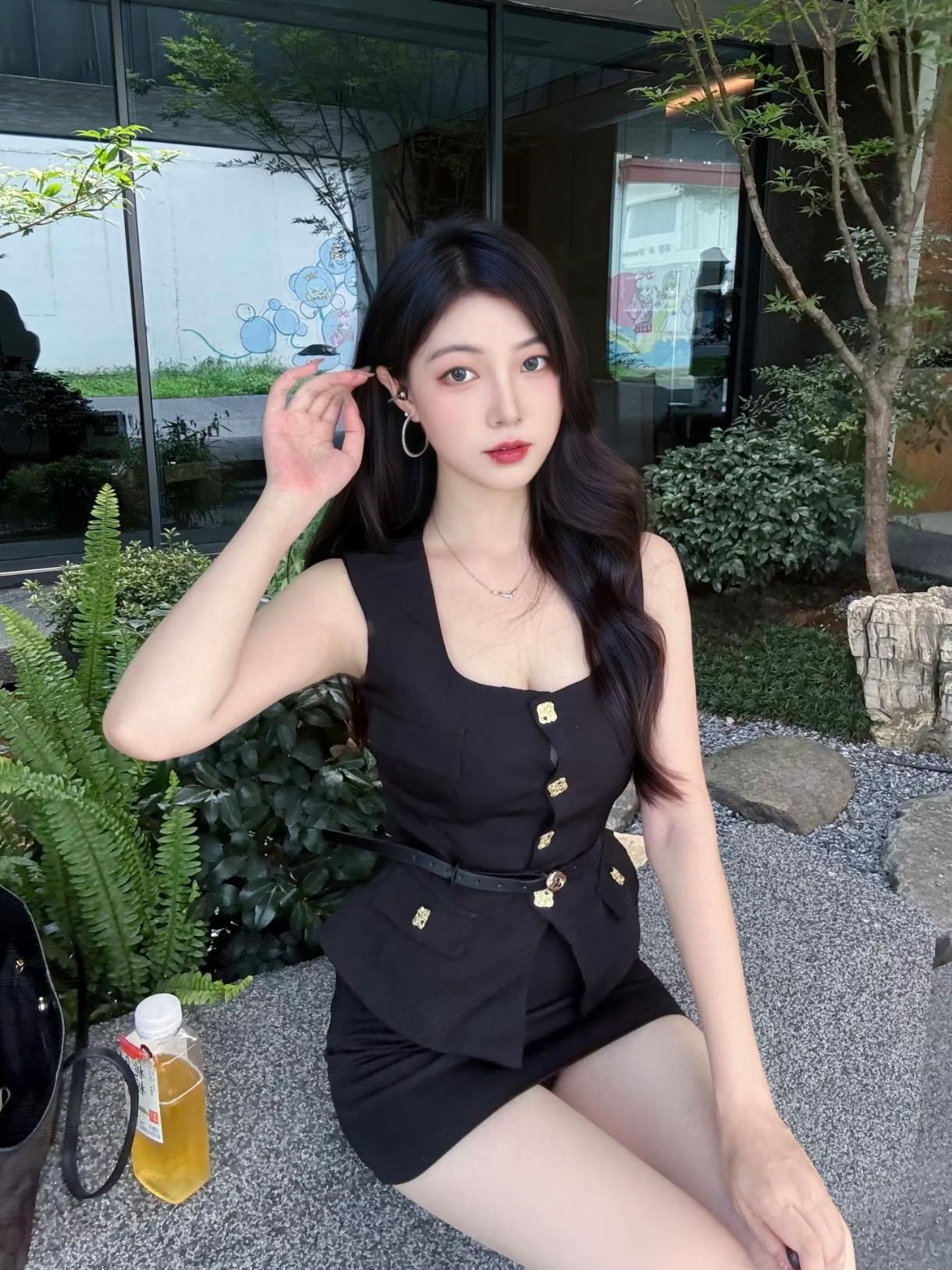 《临江仙·闲庭午坐》

作者/朱珠

翠蔓摇窗遮暑色，苔阶石畔风轻。露肩裁得黑纱