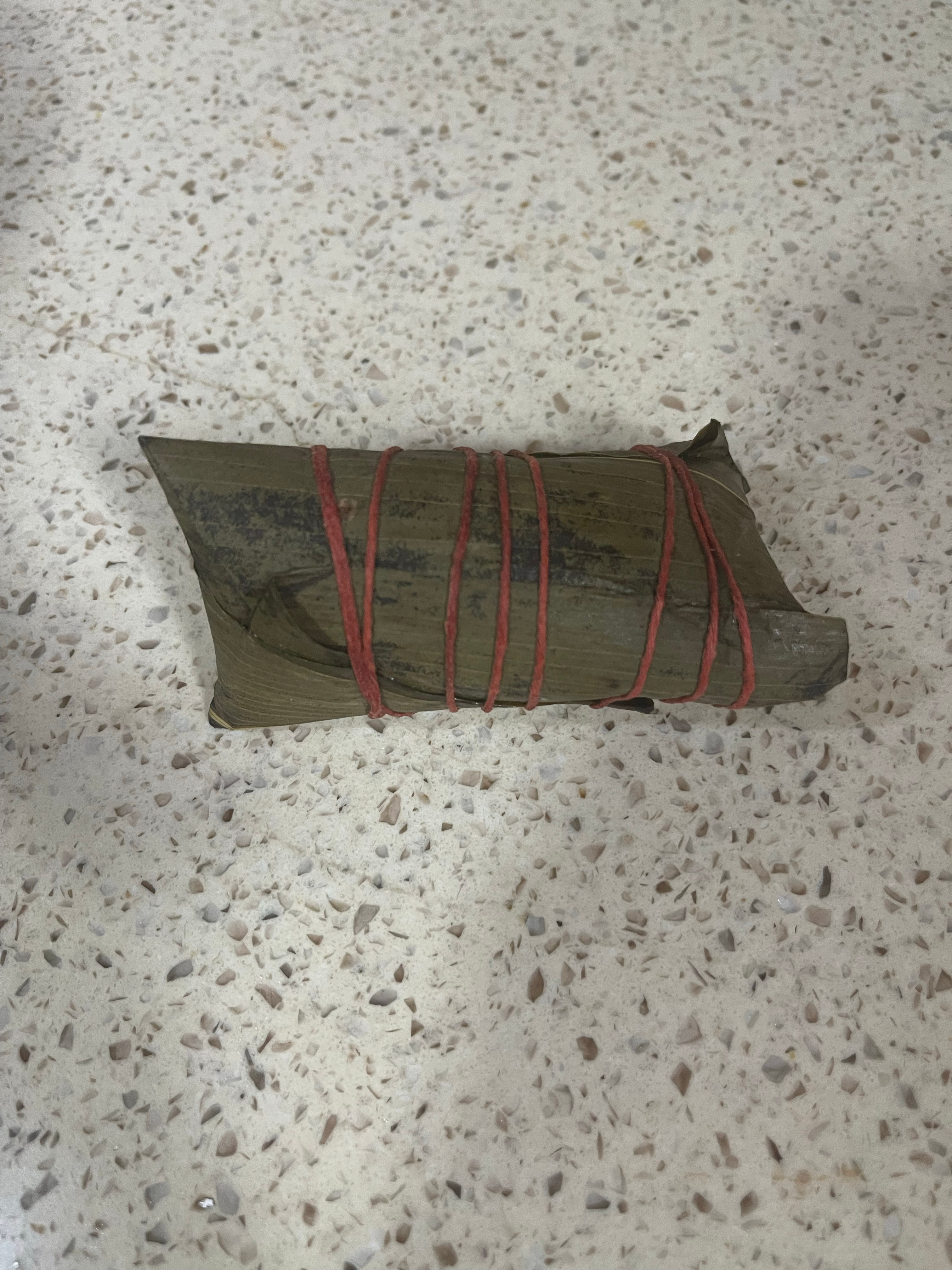 这个端午五黄你吃了几黄这不是端午节嘛前几天保险公司就送了礼物来，一拎包粽子昨天银