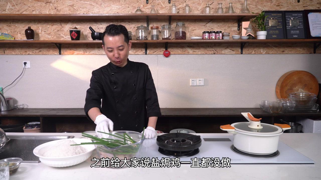 🍖盐焗三黄鸡，用传统的方式做一顿美味的盐焗鸡！

🐔材料：三黄鸡、姜、葱、蒜
