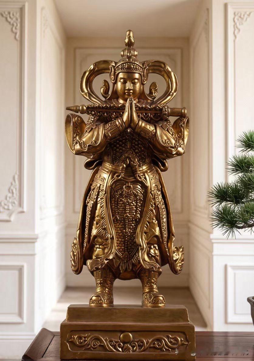 有些威仪，不在张扬，而在“站得住”。

香樟木的温润打底，鎏金的光不刺眼，像被时