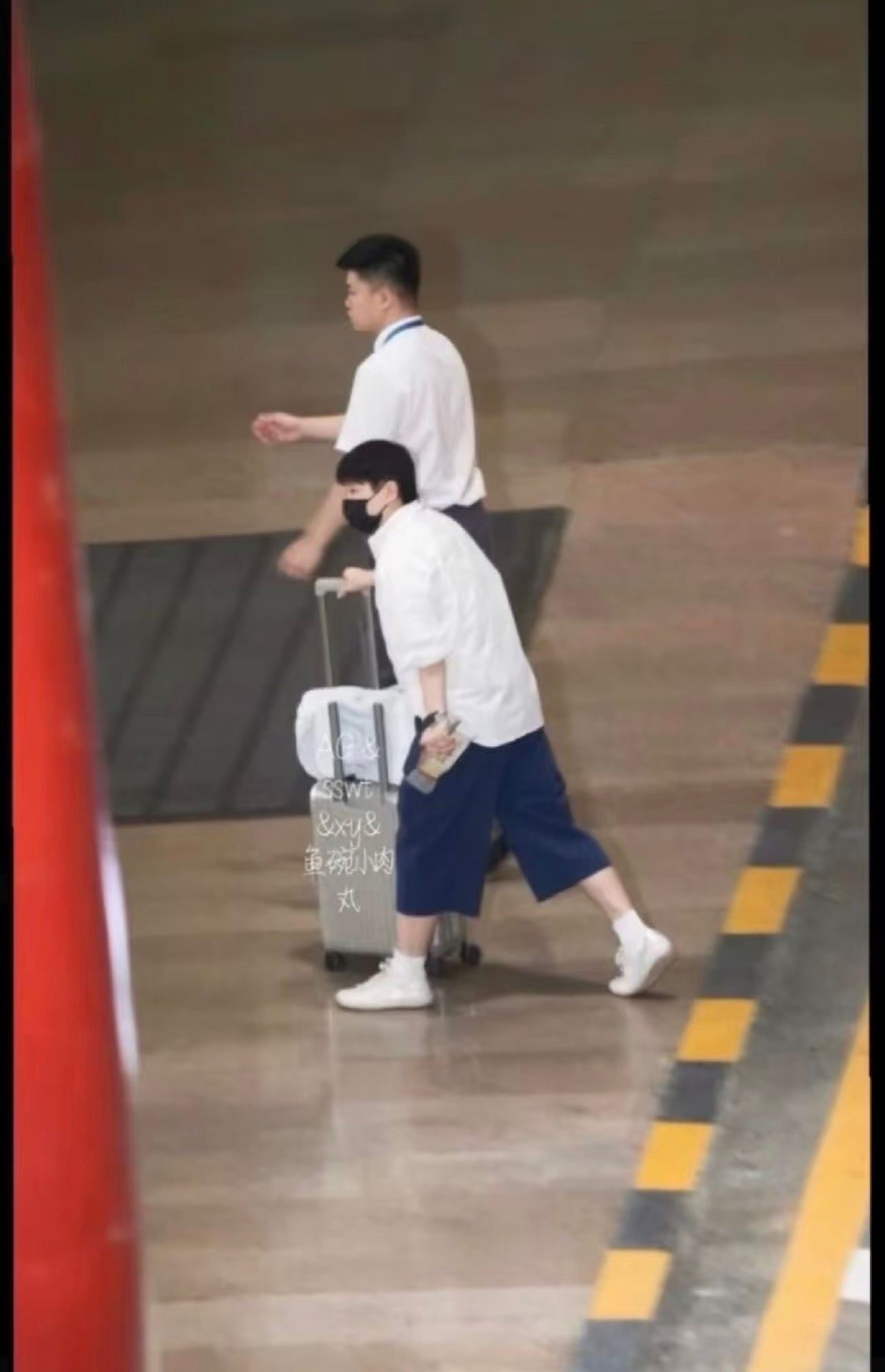 小嘟你刚到怎么手里就有登机牌了，谁给你值机打印登机牌和托运大行李箱的呀