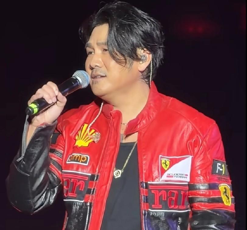 曹格这造型，属实有点“放飞自我”啦哈哈！虽说有人调侃他像“流浪归来”的龙在天，脸