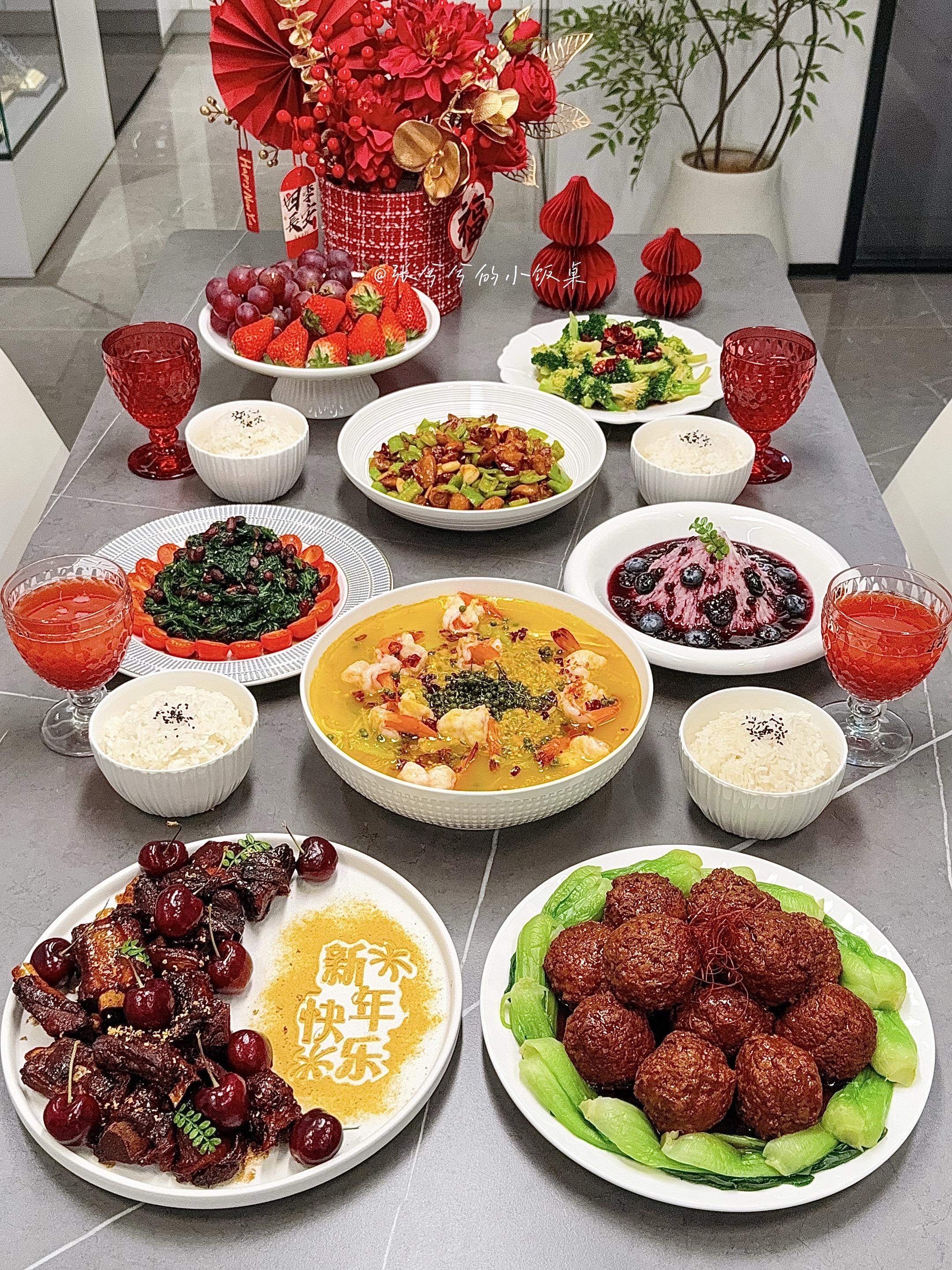 都说年夜饭是年度厨艺大考，但本90后厨房“邪修派”代表，今年决定抛开传...