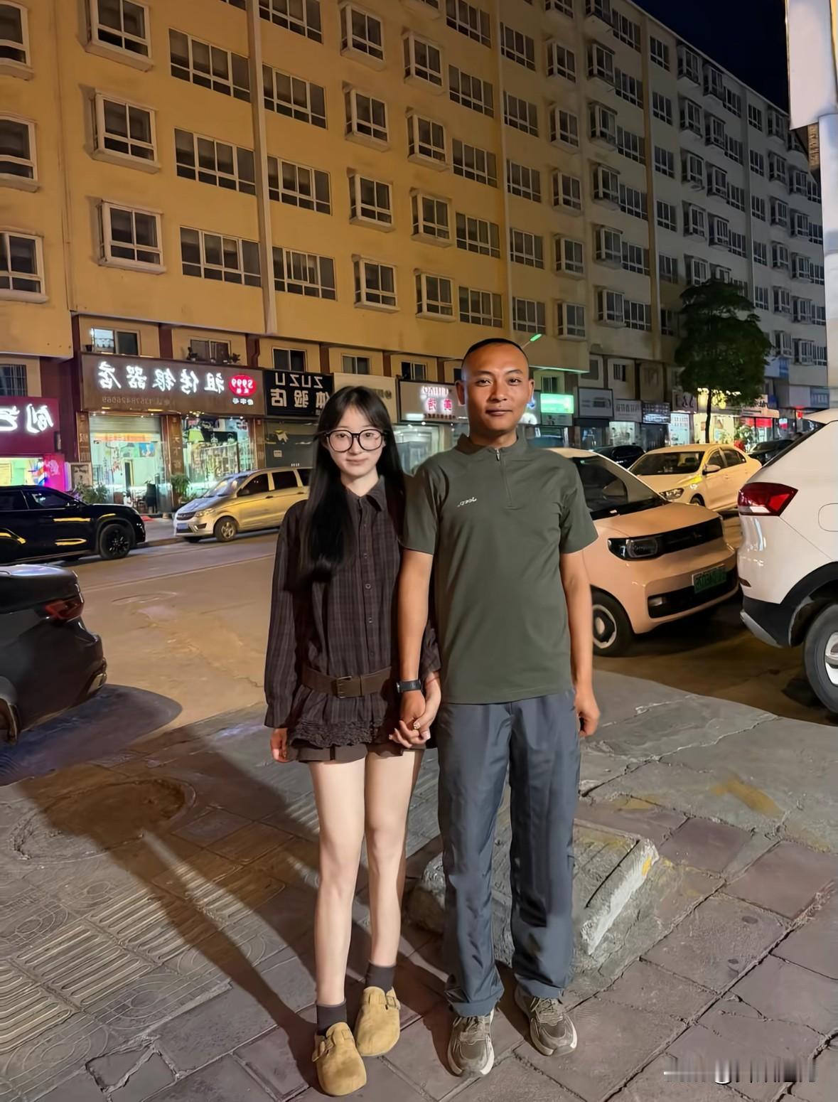 今天听了男同事的遭遇，觉得他很可怜，非常同情他的遭遇，但路是他自己走的，怪不了别