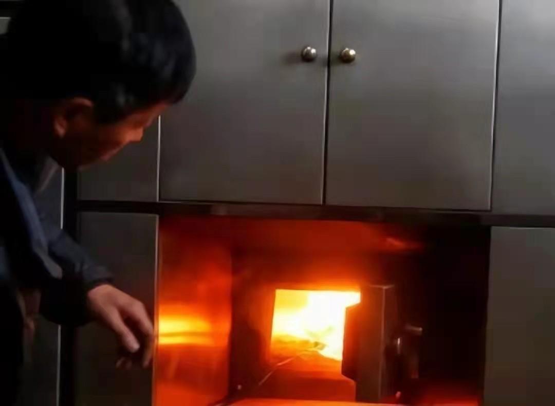 [微风]1995年，东莞市殡仪馆内送来了一具已经有味道的女尸，火化工人何亚胜经过