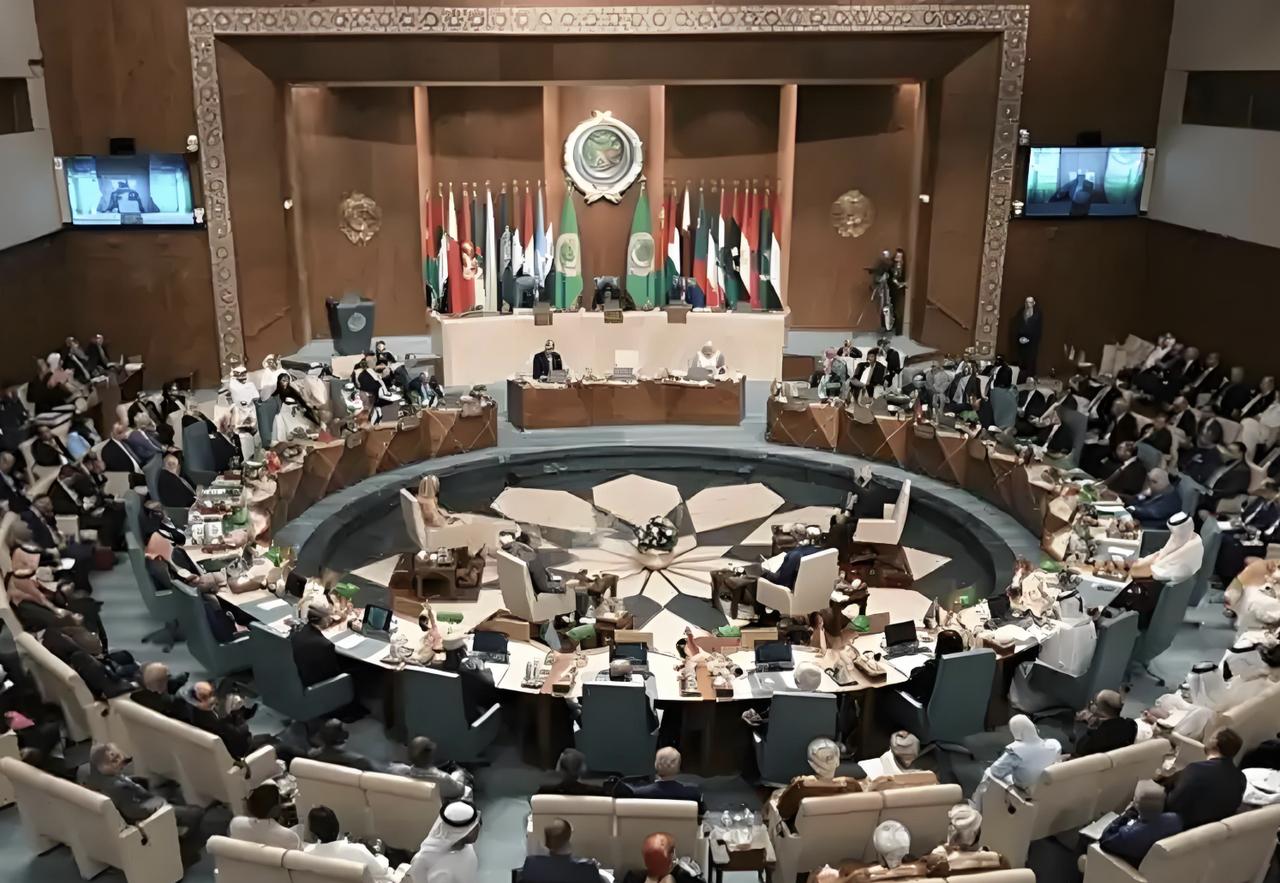 阿拉伯国家，一招就能压制以色列，那就是大力支持胡塞武装。

现在能与以色列有来有