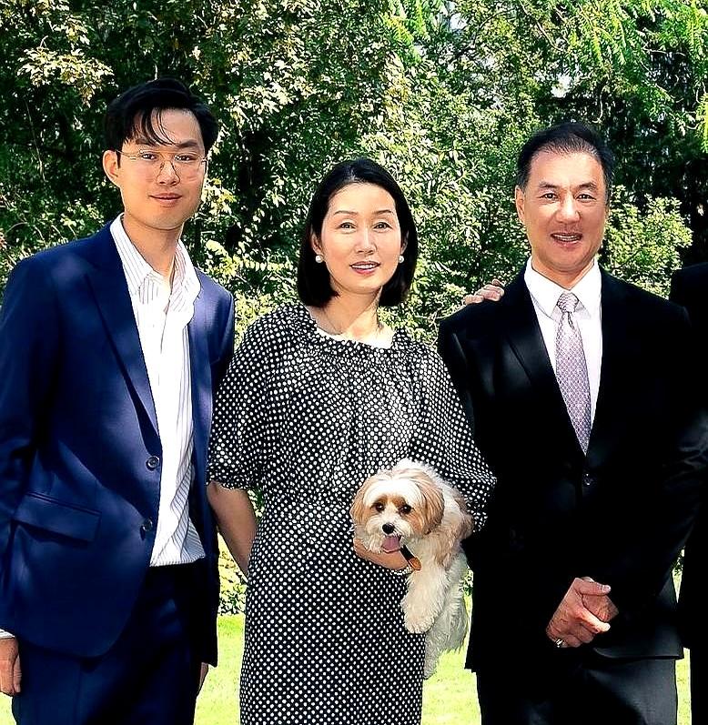 去翻了翻陈瑜家里的照片，还真别说，她妈年轻时候那气质，放现在妥妥的时尚杂志封面。