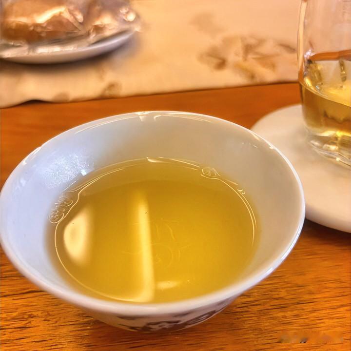 《器静心宁·浣溪沙体》
三器无声列玉盘，茶烟初袅意阑珊。清欢尽在静中看。盖碗含光