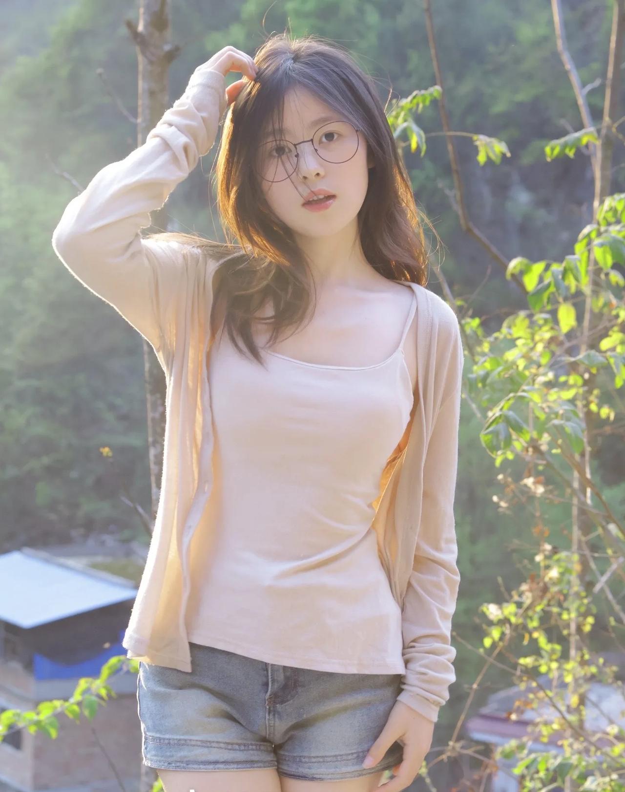 轻纱拂面，绿意满怀。