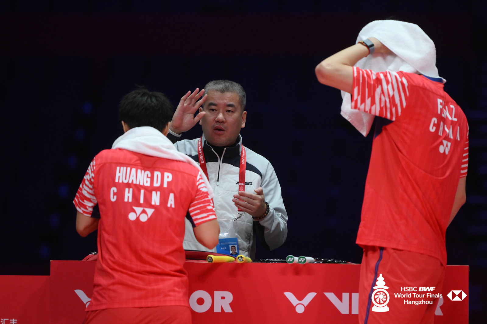 凤凰📸cr：赛事组委会凤凰组合2比0沙拉组合2025年世界羽联年终总决赛