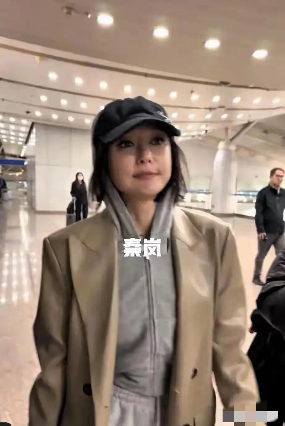 果然，再美的人都敌不过医美后遗症的严重破坏力！

46岁秦岚现身机场，脸肿得像发