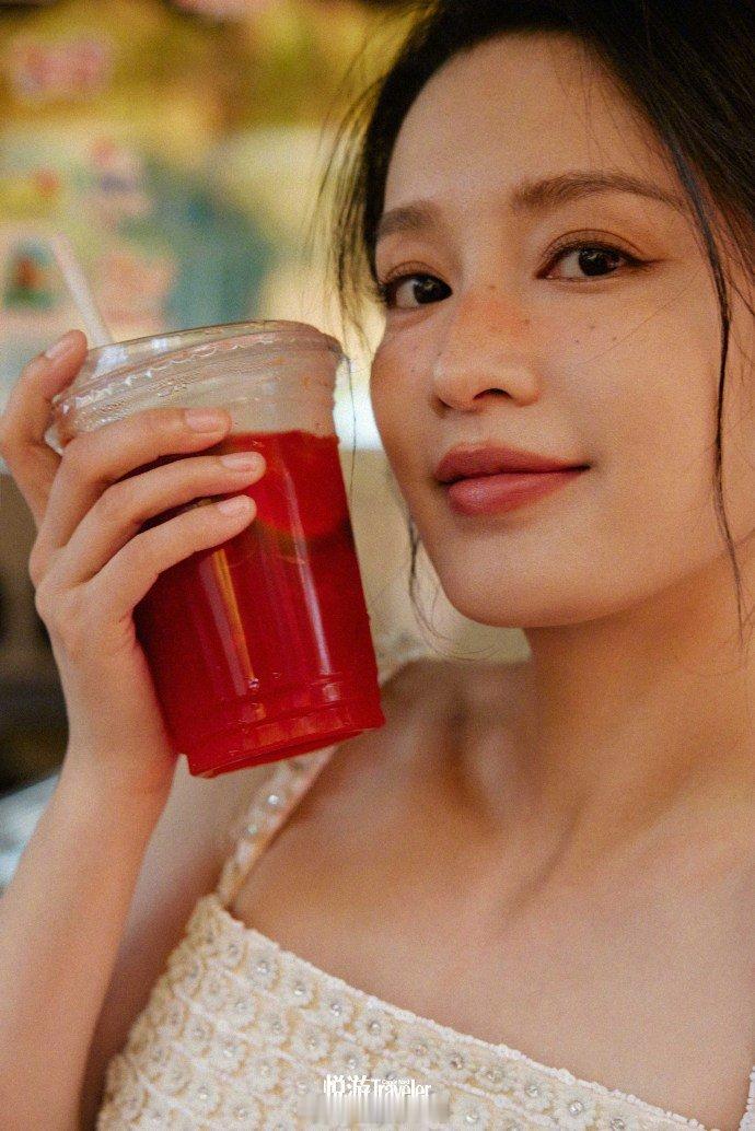 #李沁白色吊带裤裙##李沁秋日雀斑妆#秋日画卷中，李沁一袭白色吊带裤裙，雀斑妆俏