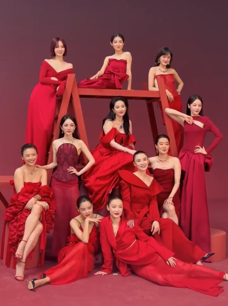错过这次VOGUE的明星也有点可惜
因为VOGUE平时每年只会给明星留2-4个封