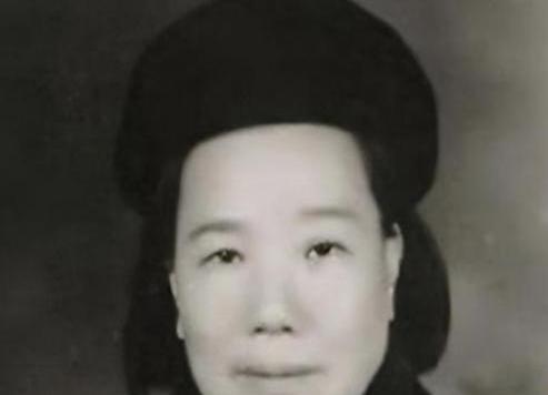 1950年，一个穿着破烂的妇女，带着女儿到北京饭店，怯生生不敢说话，小女孩的一句