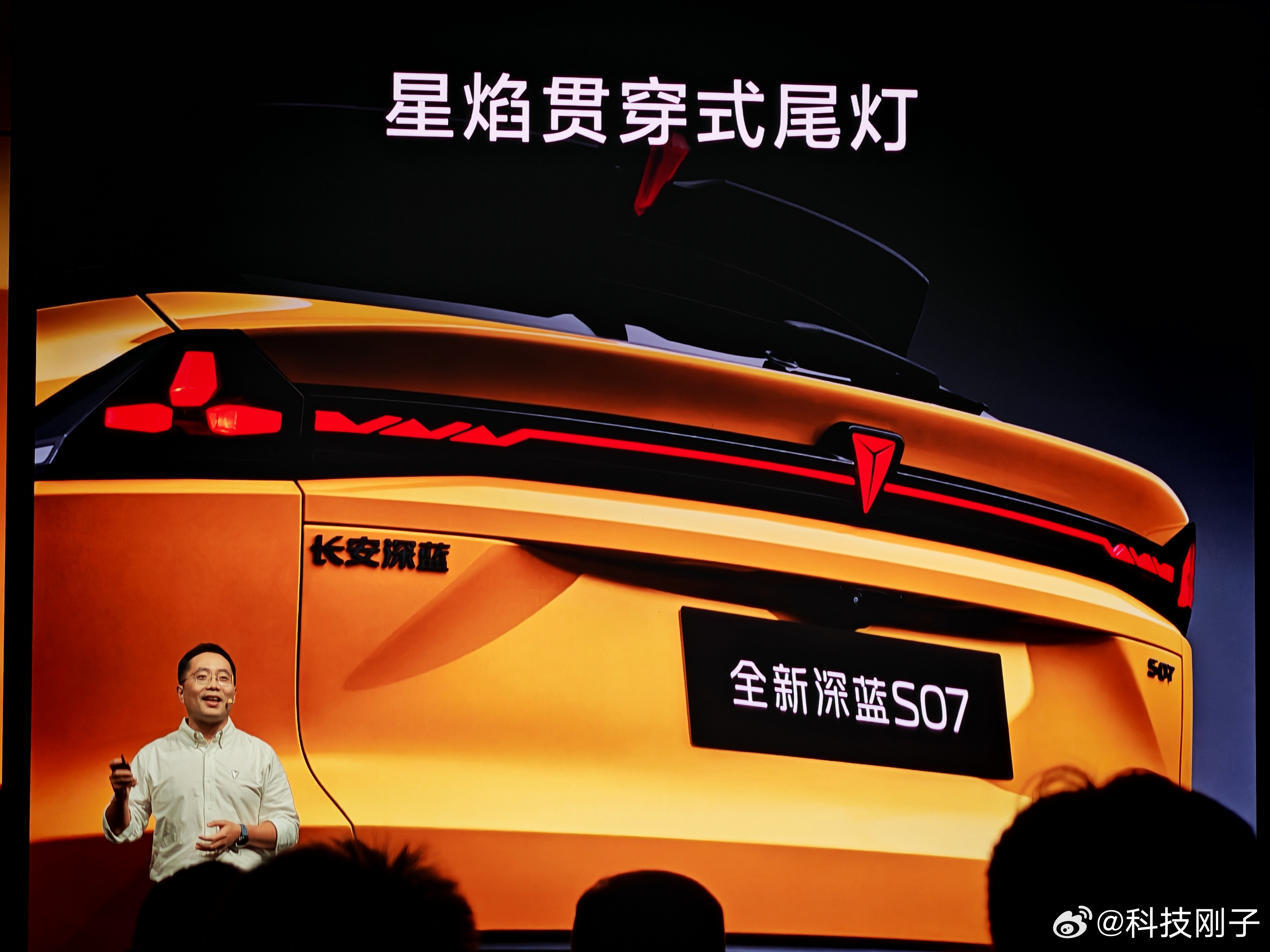 都说贯穿式尾灯千篇一律，看看新深蓝S07的尾灯。原创度真高，太帅了！ ​​​