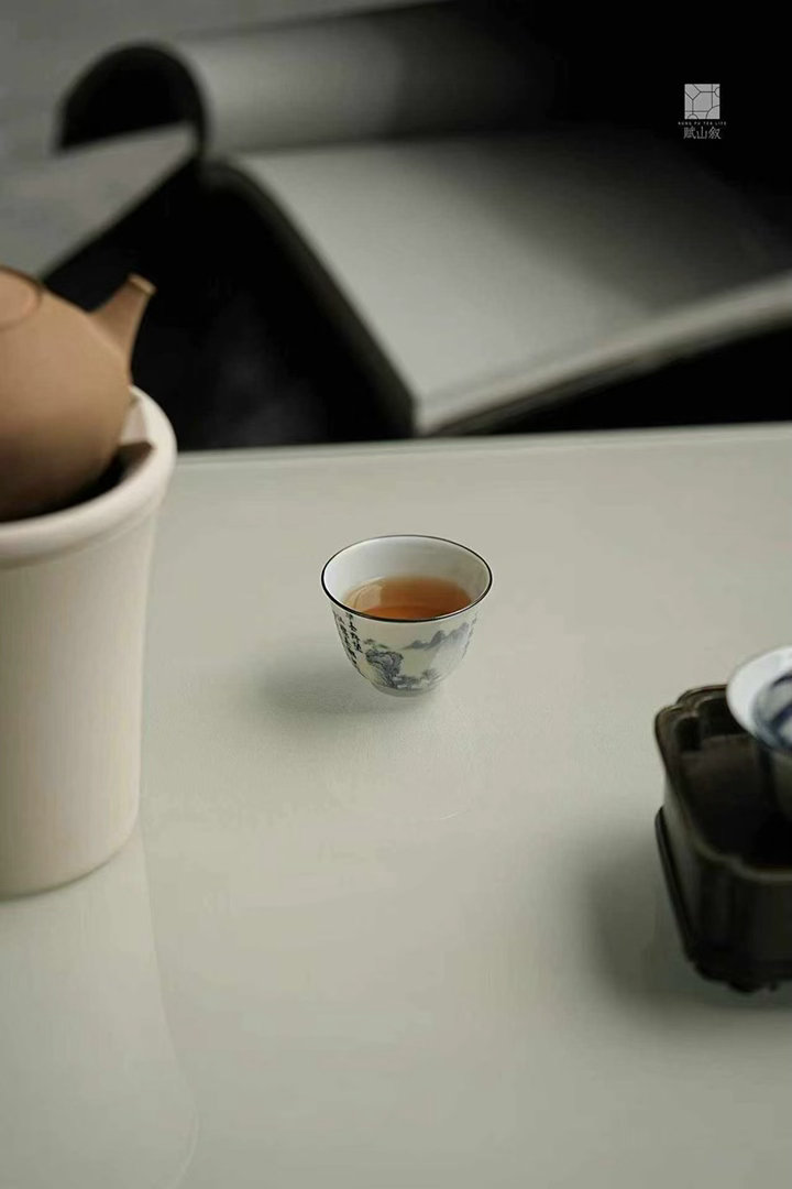 茶道  在家里喝茶，喝的是舒服。在山里喝茶，喝的是‘我在别处’。 