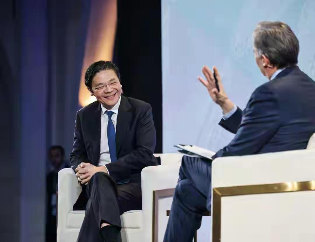 新加坡总理黄循财前脚翘着二郎腿呼吁中方放下恩怨，大谈特谈日本希望缓解紧张局势，谈