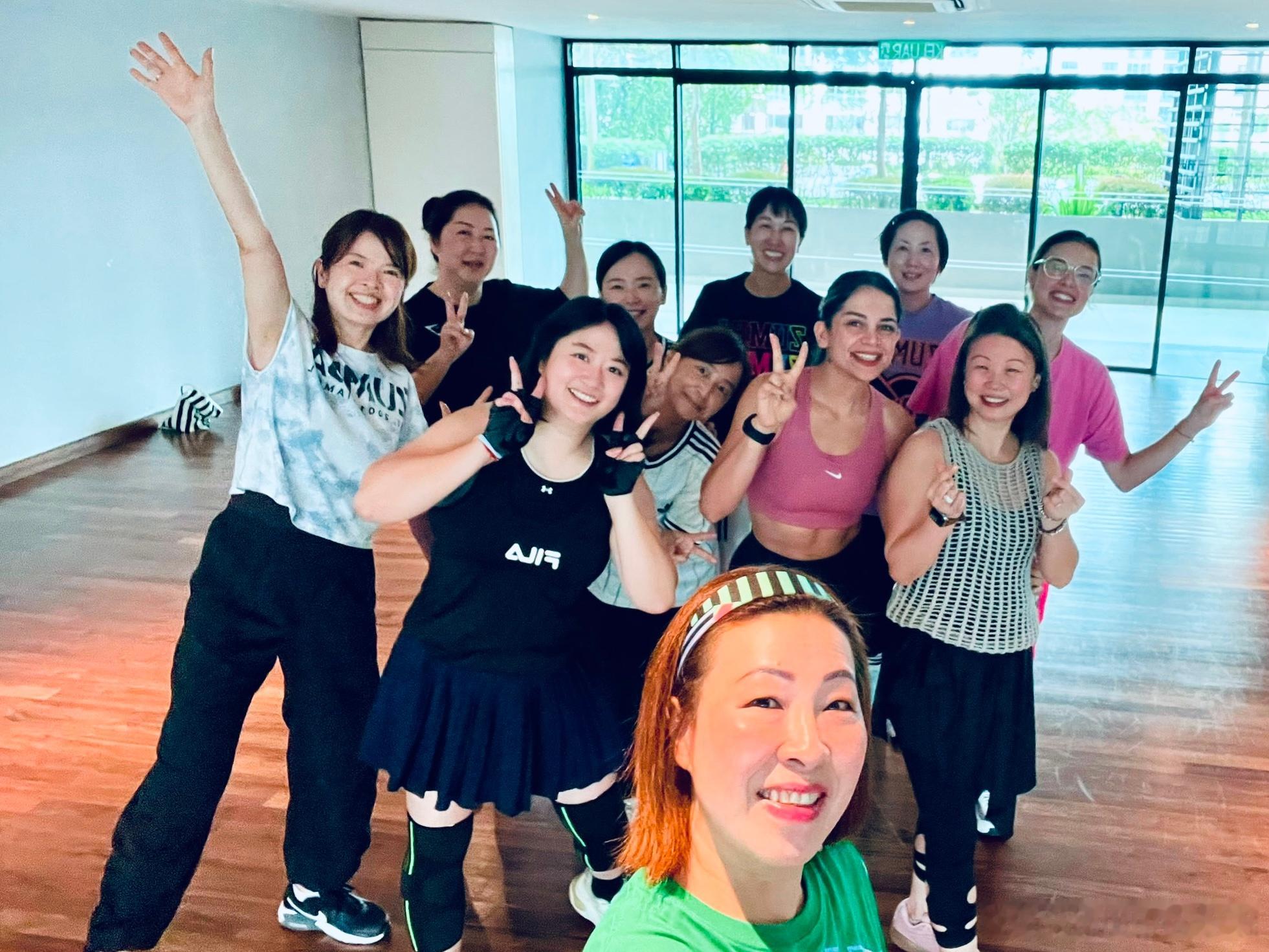 我同学说我看起来瘦了很多，嘿嘿😁今天是行程满满的一天，跳完Zumba 又和朋友