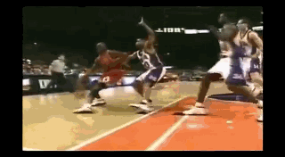 科比与乔丹的底线后仰跳投，科比动作多一点，乔丹也是利落干脆