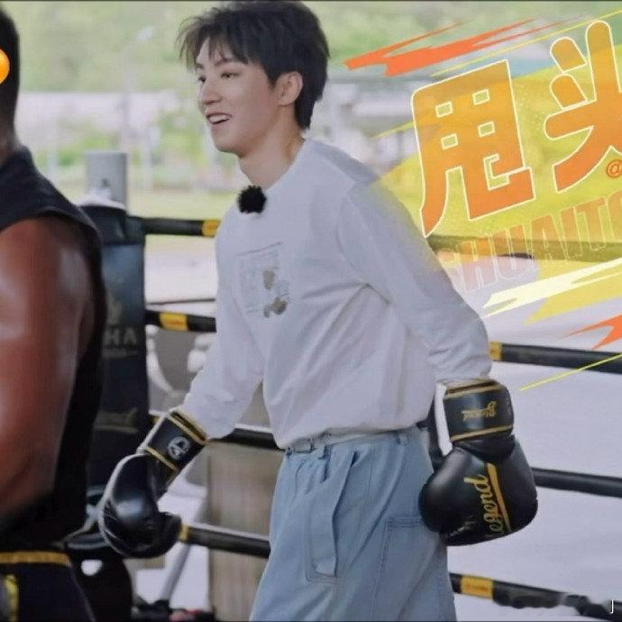 王俊凯这姿势把我腿掰断也做不到王俊凯身体柔韧度王俊凯：泰式按摩好舒服。我：请问这