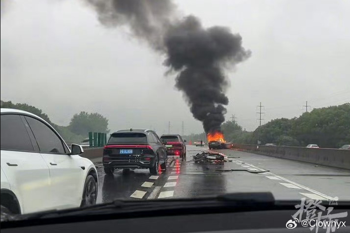 火场救人车主获李想赠车 看过视频，这位大哥真的很勇敢！ 救完人就默默离开的背影太