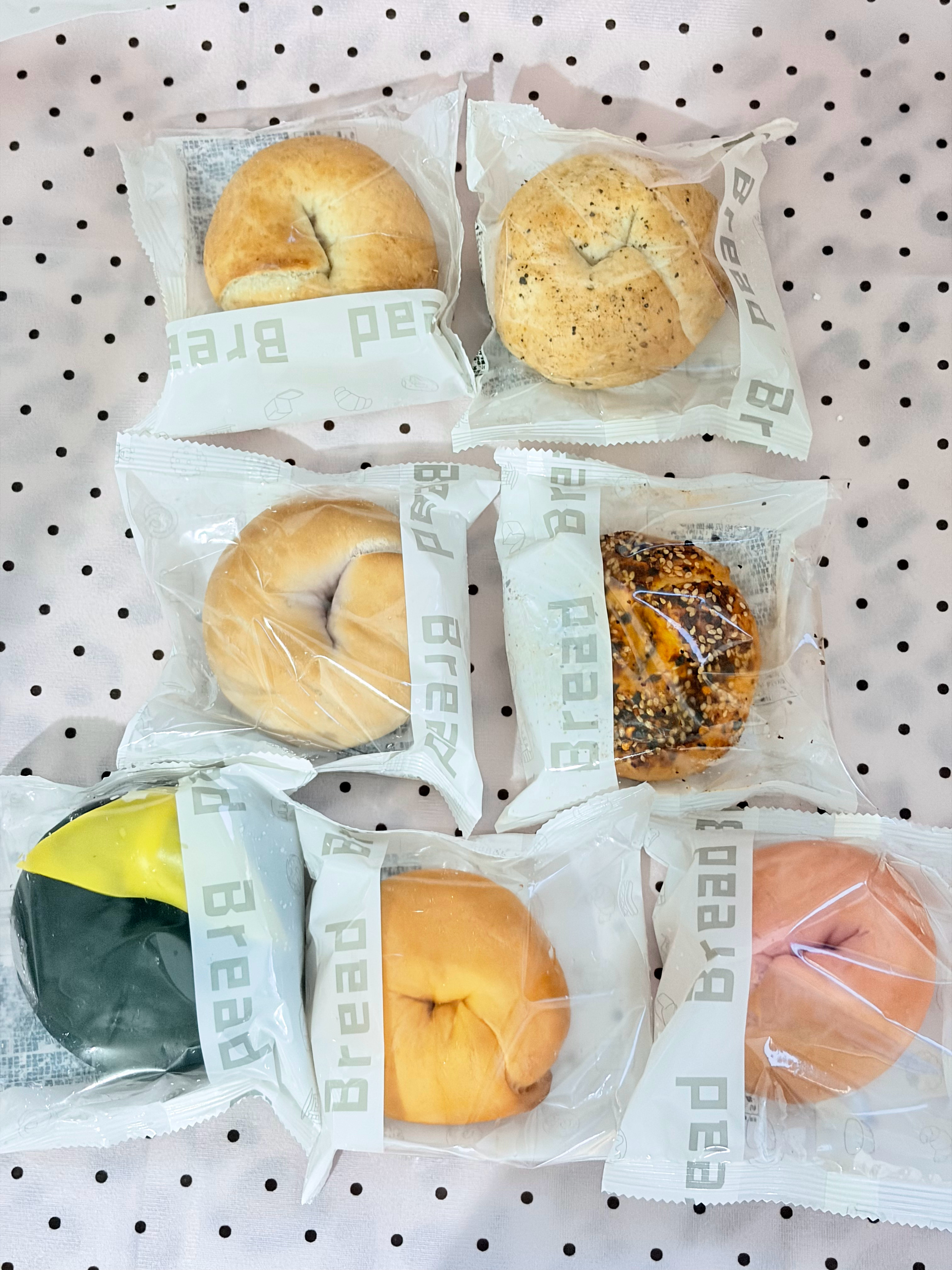 我又复购了贝果本来说拿着当早饭呢结果刚拿到手就吃了俩…蔓越莓乳酪和黑胡椒火腿的已