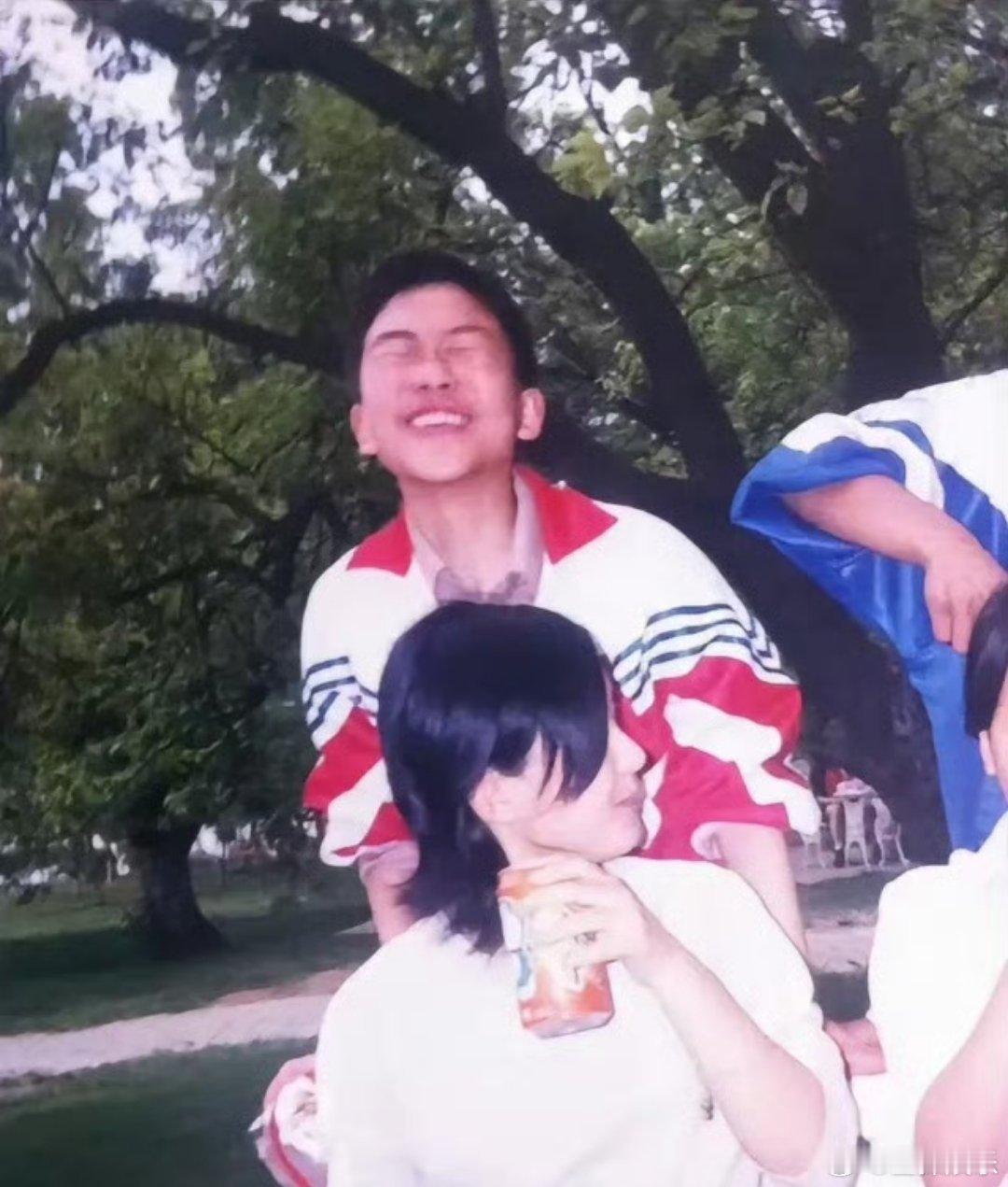 赵丽颖 合照的同学成了大明星 旧照一出，好多人又挖起赵丽颖的奋斗史：从农村出身跑