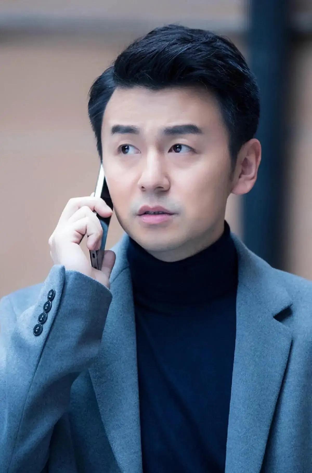 演员雷佳音说，我上大学时，我们宿舍四个是上戏的前4名，但是陈赫十分嫌弃我们，只要