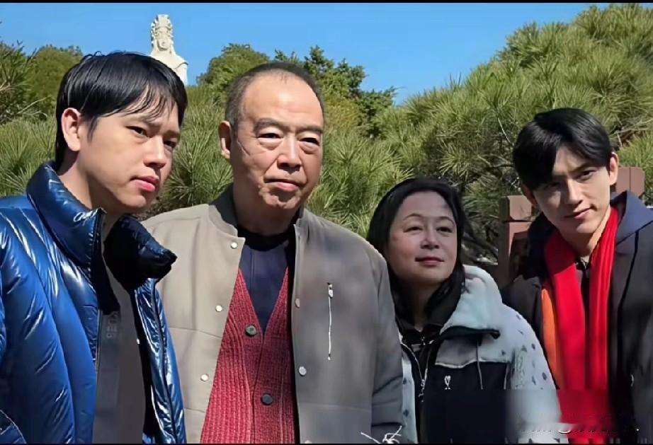  陈凯歌一家罕见同框！他和陈红带着两个儿子到福建祭拜妈祖，72岁的陈凯歌难掩老态