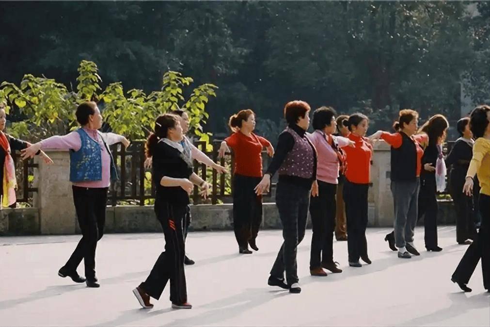 注意事项包括：选择平整防滑的场地，避免饭后立即跳舞，每次时长控制在1小时内，有慢