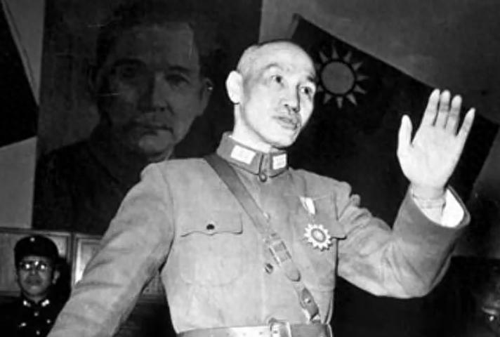 卫立煌前往八路军办事处拜春节，朱德亲自陪同观看文艺演出，卫立煌希望为自己引荐一些