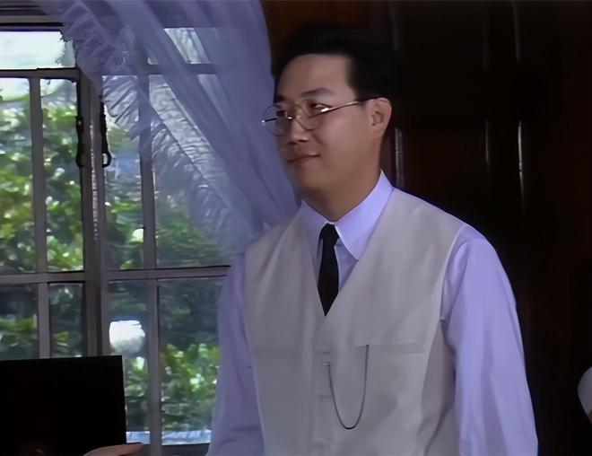 英达竟然有这么肥瘦合适的时候。小西装一穿，一副当时英杰的样子。你还别说，还真有点