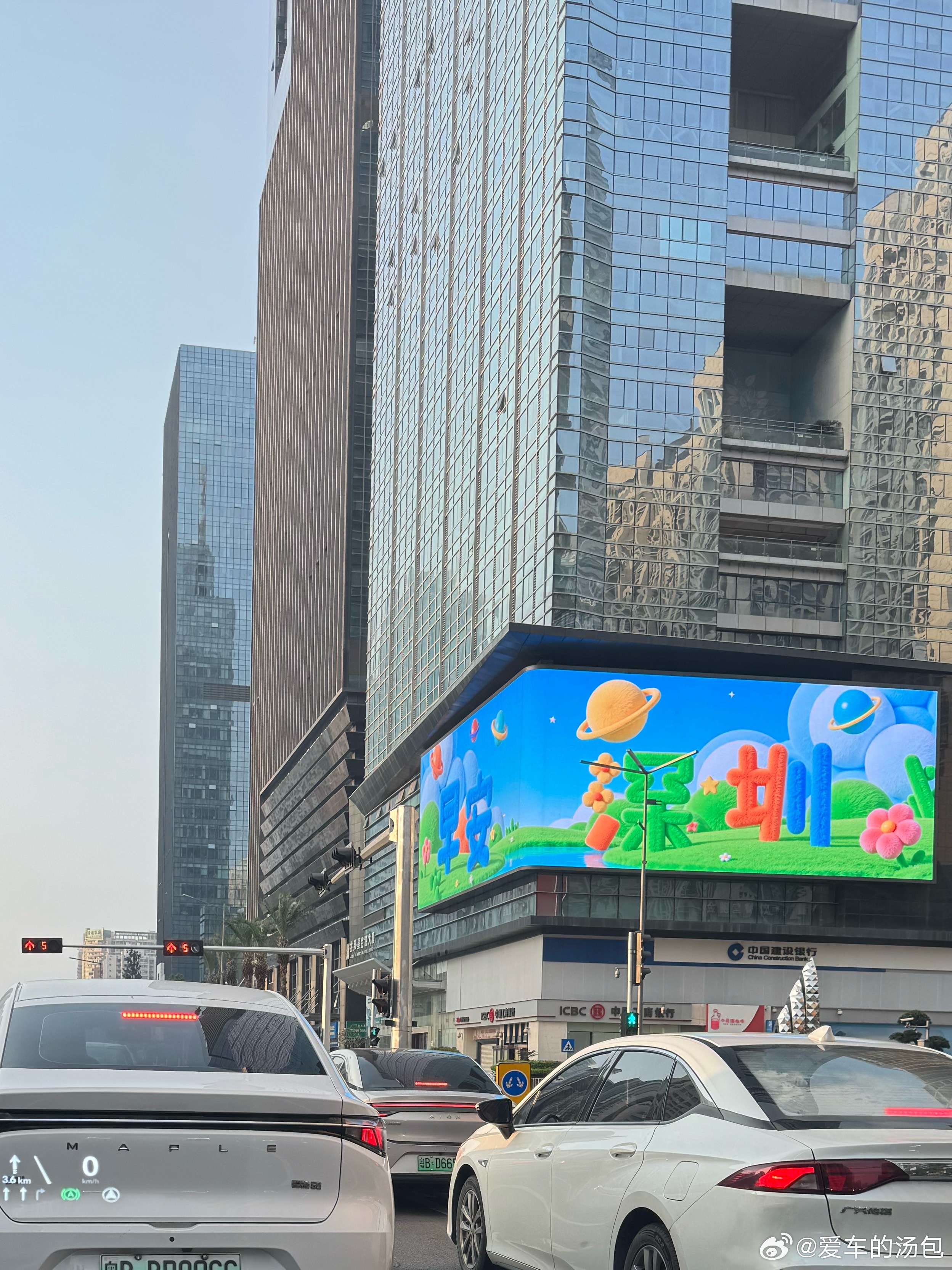 早上六点半就爬起来了，开在晨光洒在没什么车的深南大道真的很惬意。我问鸿哥今天妇女