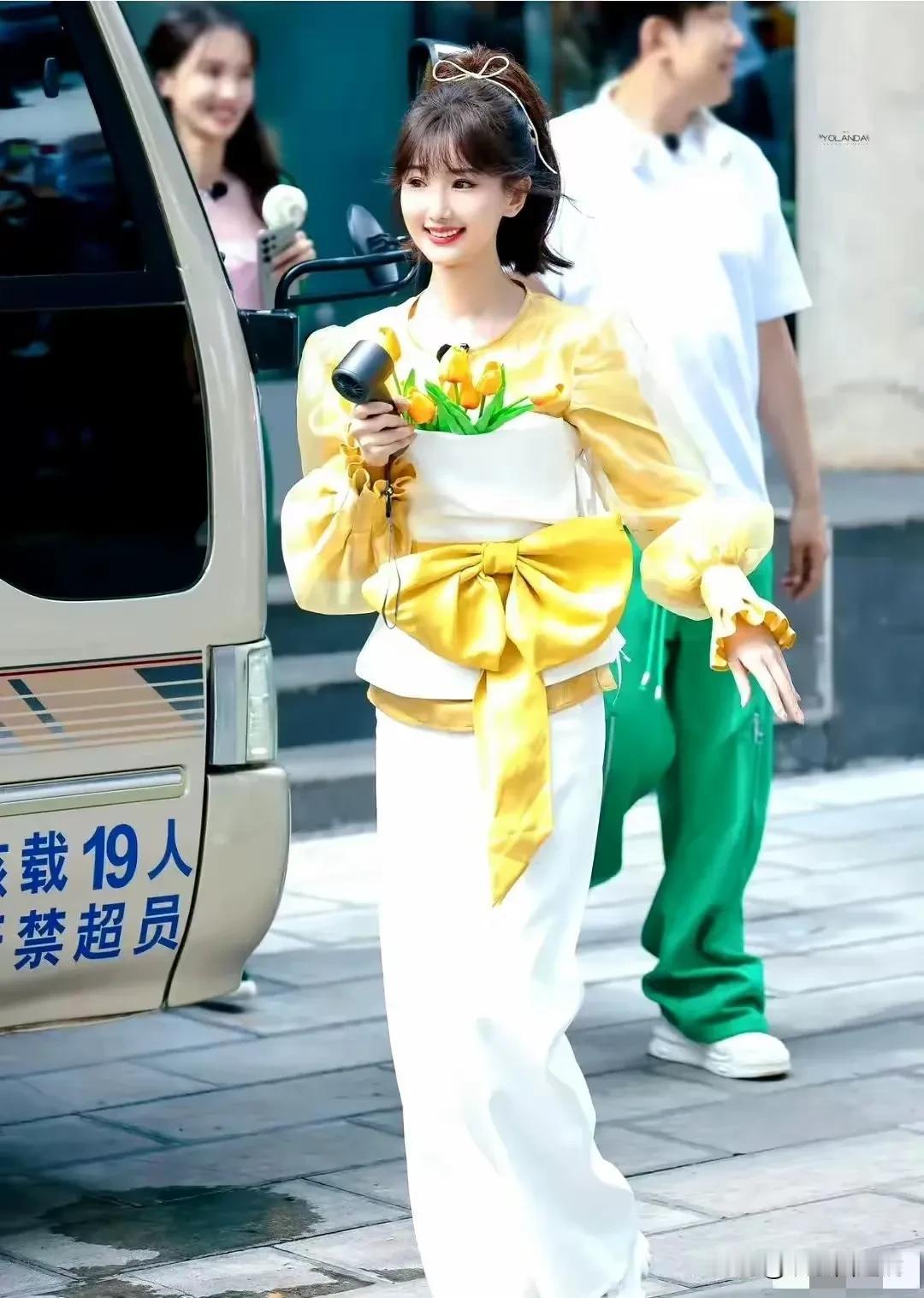 照片中这个姑娘已经36岁了，看起来仍像少女一般光彩照人，这笑容好治愈啊。
这张娃