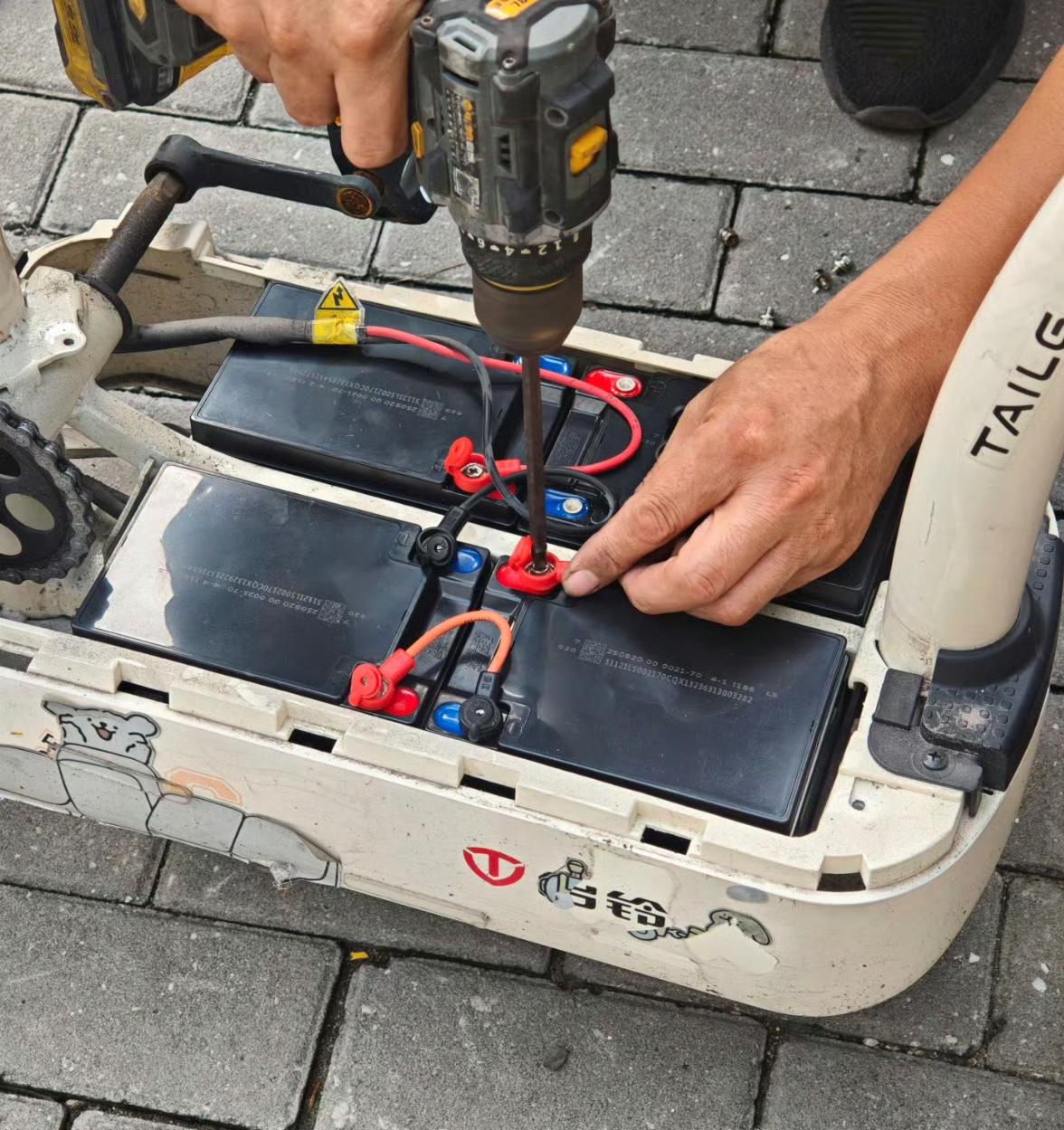 一对夫妻骑电动车出门，半路上电池突然爆燃，妻子全身被严重烧伤，那天夫妻俩像往常一