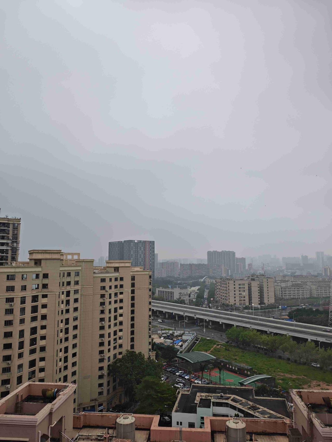 我的今日状态：😁轻松愉快
我这里的天气：☁️阴天：深圳今日阴天，气温22度到2