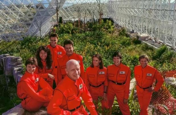 把四男四女关一起两年，会发生什么？1991年，美国做了这么一个轰动全球的实验。两